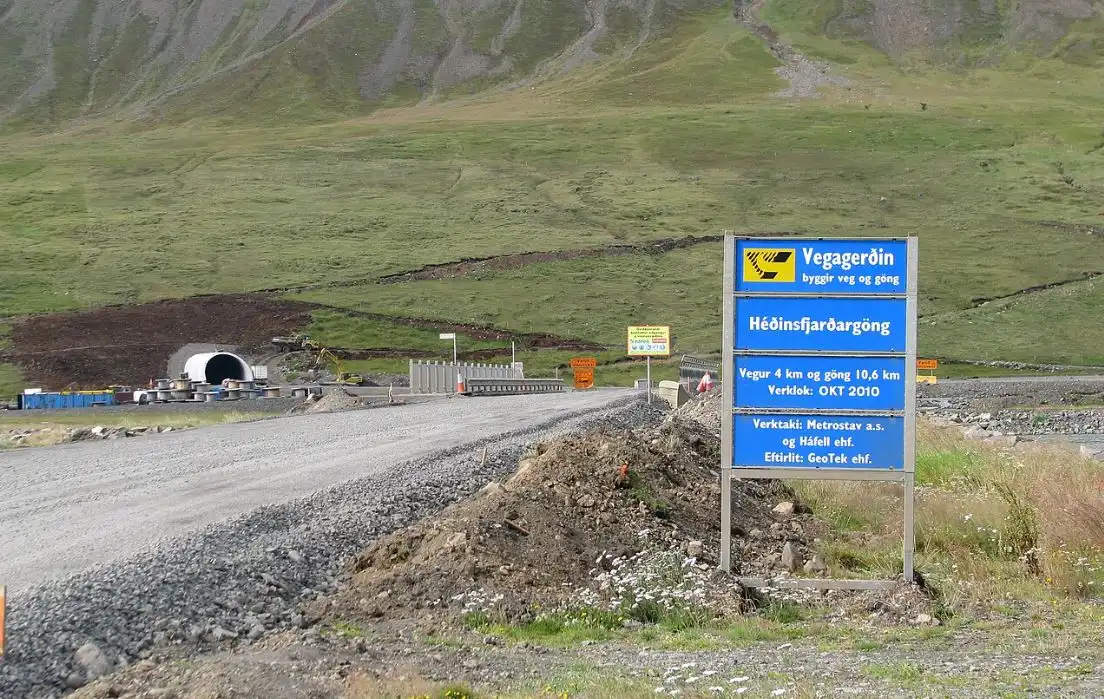 Ákærð fyrir að vera fótgangandi í Héðinsfjarðargöngum - DV