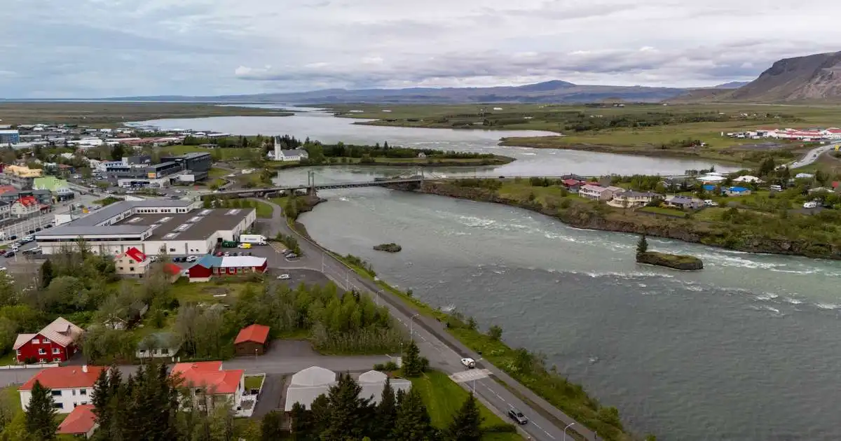 Bjart og hlýtt sunnan heiða en skúrakennt norðaustantil