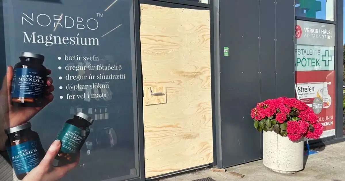 Braust inn í apótek og flúði á Hopp deilibíl