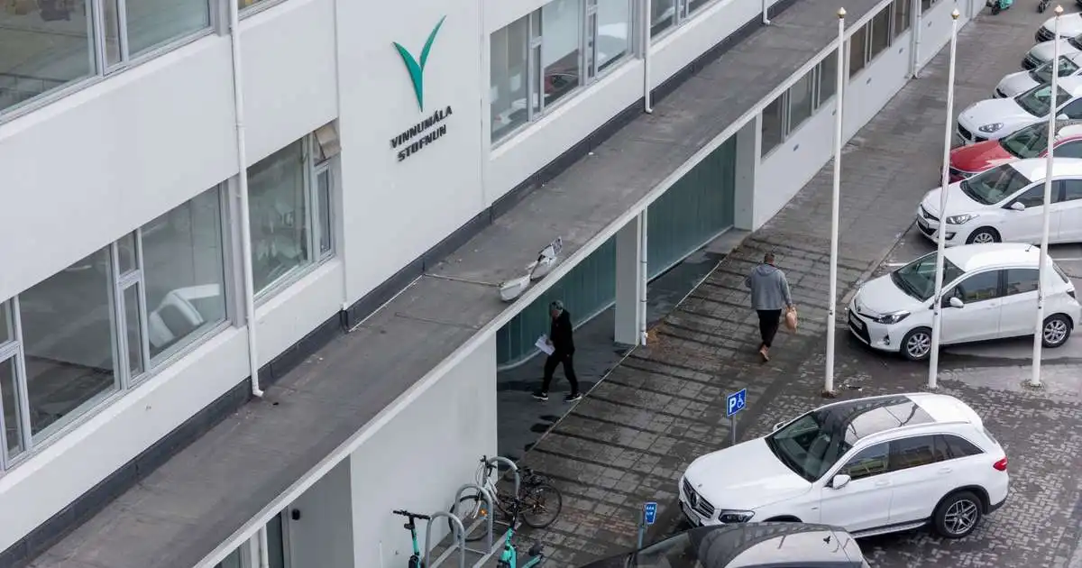 Ein tilkynning um hópuppsögn í júní