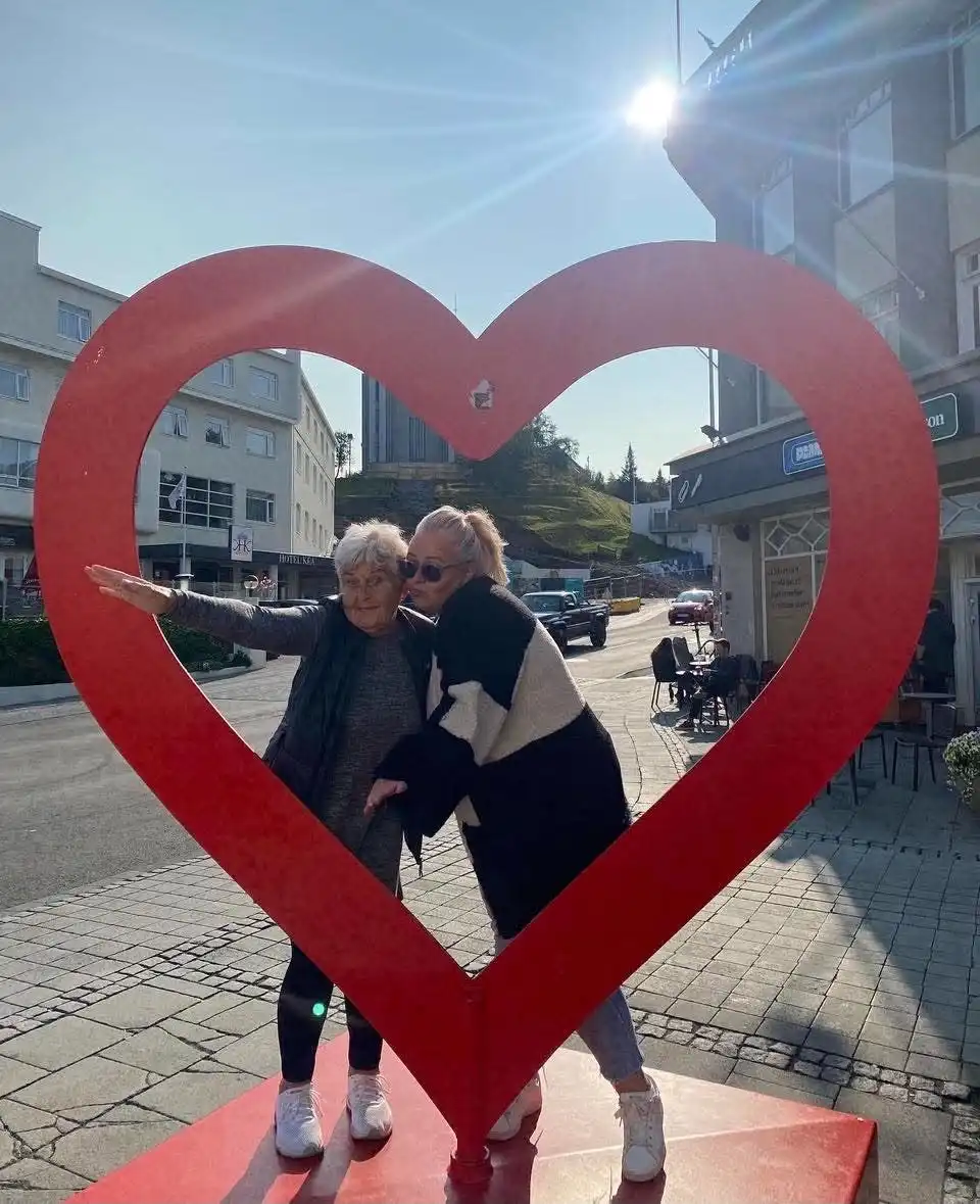 Hjördís 86 ára slær í gegn á TikTok - Sýður sultu og lýsir HM leik fyrir eiginmanninum með tilþrifum