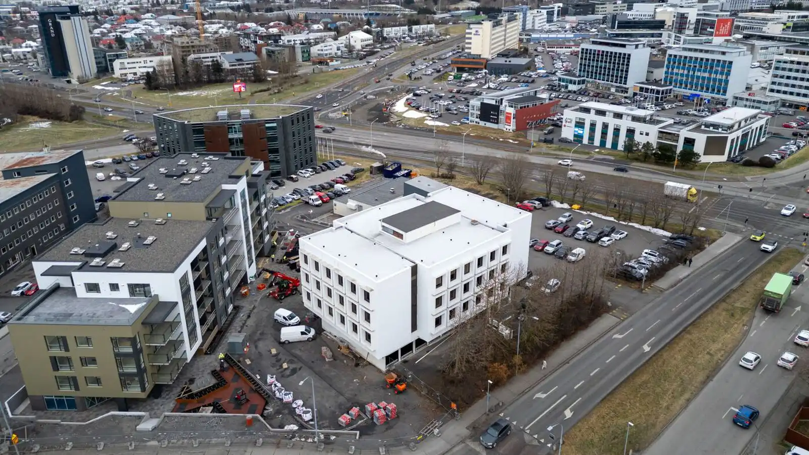 Höfðu af­skipti af ölvuðum ung­mennum við Val­höll - Vísir