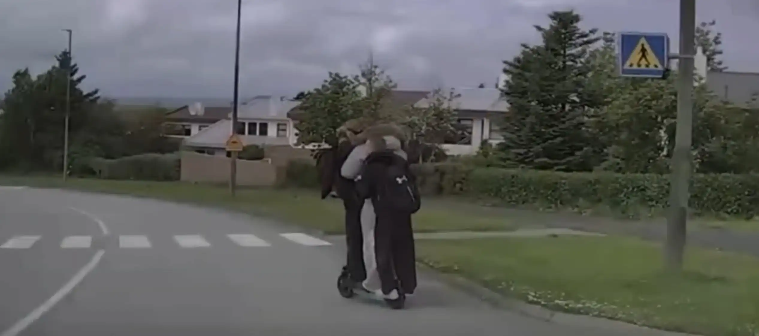 Kona hneykslast á fjórum ungum mönnum á einu Hopp hlaupahjóli – Saklaus strákapör eða stórhættuleg hegðun?
