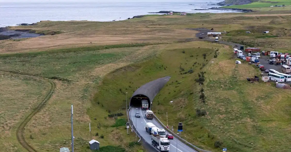 Kviknaði í bíl í Hvalfjarðargöngum