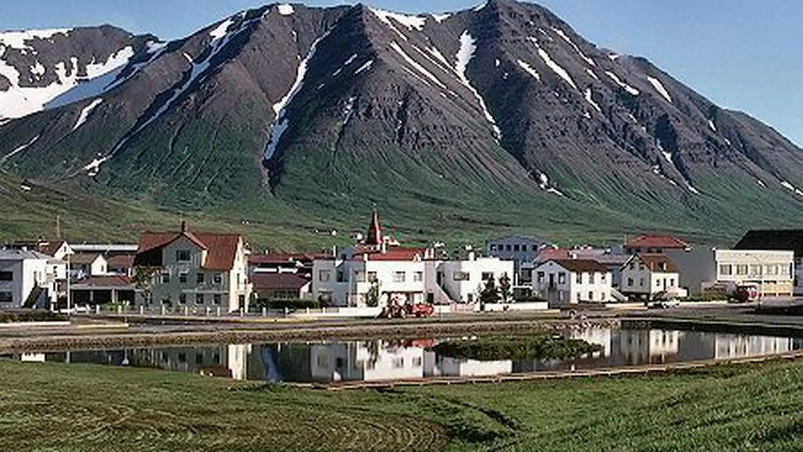 Lokuðu götu á Ólafs­firði vegna til­kynningar um skot­vopn - Vísir