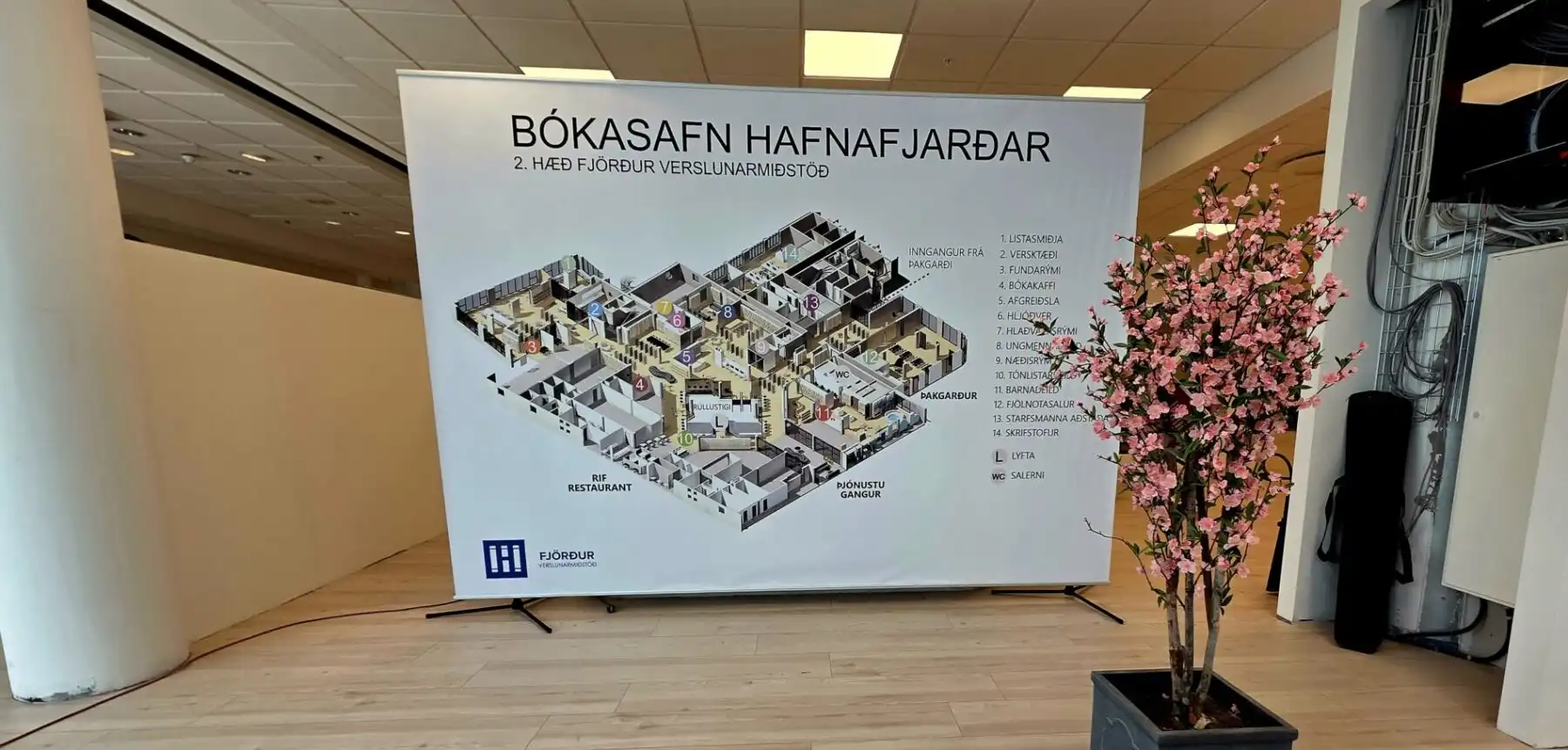 Lyklavöld að nýju bókasafni Hafnarfjarðar sem enn er bókalaust afhent með viðhöfn rétt fyrir kosningar - „Sérstakt og tímasetningin mjög sérstök“ - „Þetta var ekki sett svona upp“ - DV