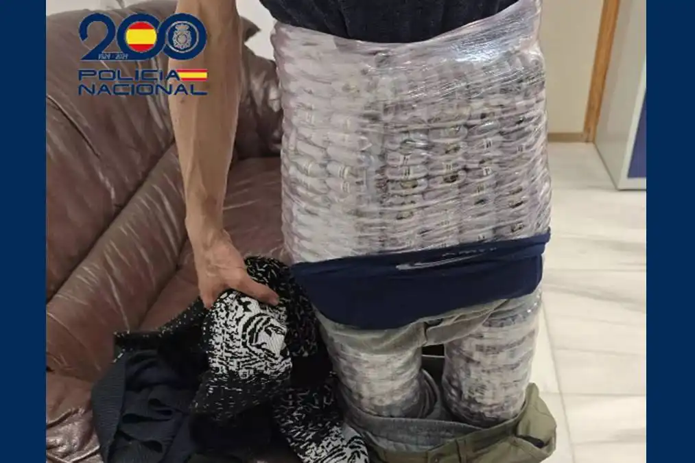 Man arrested trying to fly to Gran Canaria with 7.5kg of Hashish taped to his body