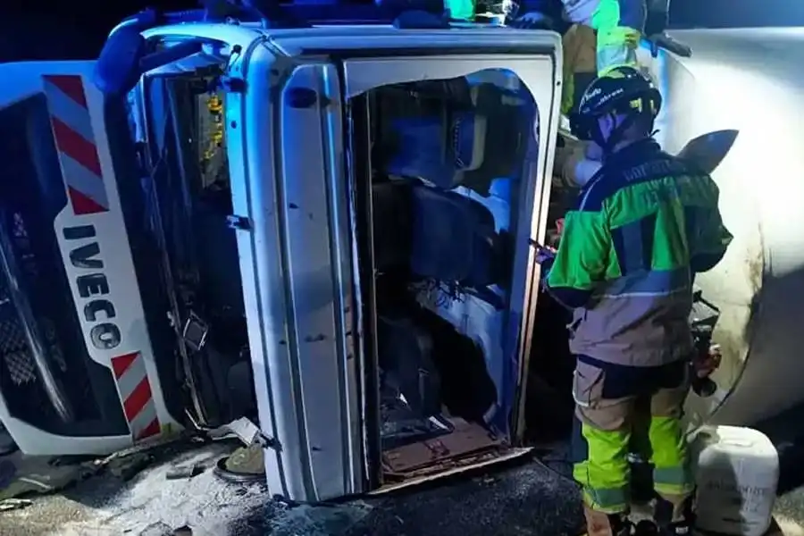 One critical after bin lorry overturns on TF-1 motorway near Guaza