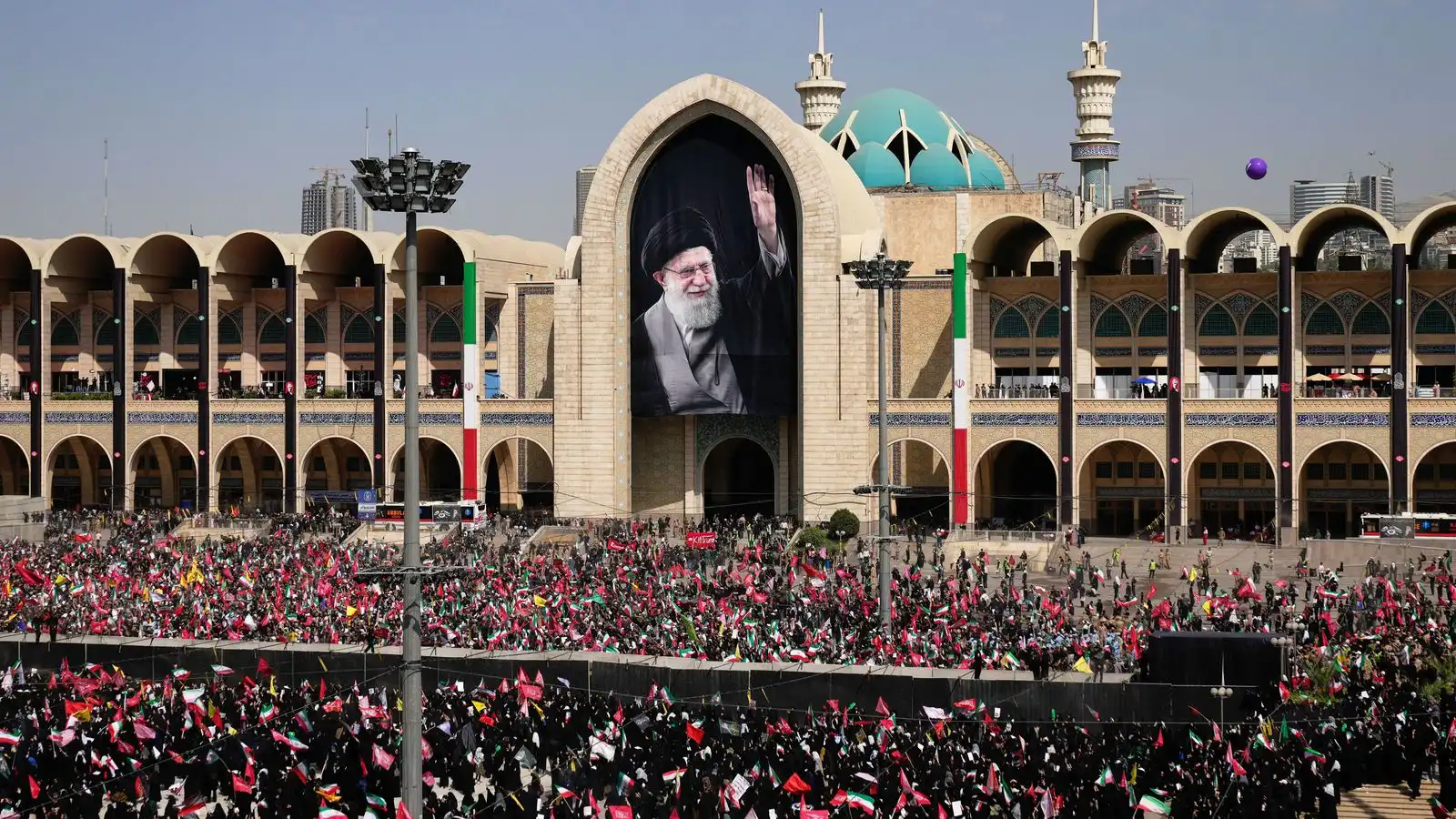 Vikulöng jarðar­för Khameini hafin - Vísir
